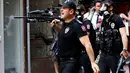 Polisi anti huru-hara menggunakan peluru karet untuk membubarkan aktivis LGBT ketika mencoba melancarkan pawai tahunan LGBTI, di Istanbul, Minggu (26/6). Pemerintah Turki telah mengeluarkan larangan menggelar pawai tahunan LGBTI. (REUTERS/Murad Sezer)