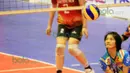 Pemain Jakarta PGN Popsivo, Rita Kurniati, mengembalikan bola saat melawan Jakarta Electrik PLN pada laga perdana Proliga 2016 putaran pertama di GOR Ken Arok, Malang, Jumat (19/2/2016). (Bola.com/Nicklas Hanoatubun)