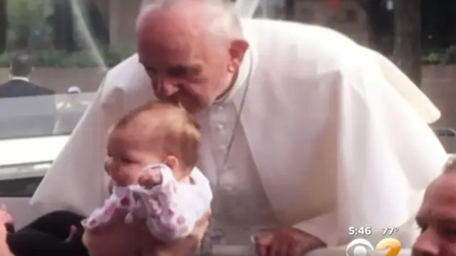 Ciuman Paus ke Gianna (Foto: Screenshoot CBS Philadelphia)