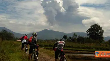 Citizen6, Minahasa: Gunung Soputan kembali meletus disertai asap tebal sekitar pukul 13.00 WITA, Minggu (14/8). Foto ini diambil oleh anggota sepeda Manado Cycling Mania (MCM) yang sedang melakukan cross country (xc). (Pengirim: Dino Gobel)