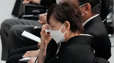 Akie Abe, istri mantan Perdana Menteri Jepang Shinzo Abe, menyeka air mata saat pemakaman kenegaraan suaminya di Nippon Budokan, Tokyo, Jepang, Selasa (27/9/2022). Mantan Perdana Menteri Jepang itu tewas setelah ditembak oleh seorang pria ketika sedang berpidato dalam sebuah acara kampanye di Nara, Jepang, 8 Juli 2022 lalu. (AP Photo/Eugene Hoshiko via Pool)