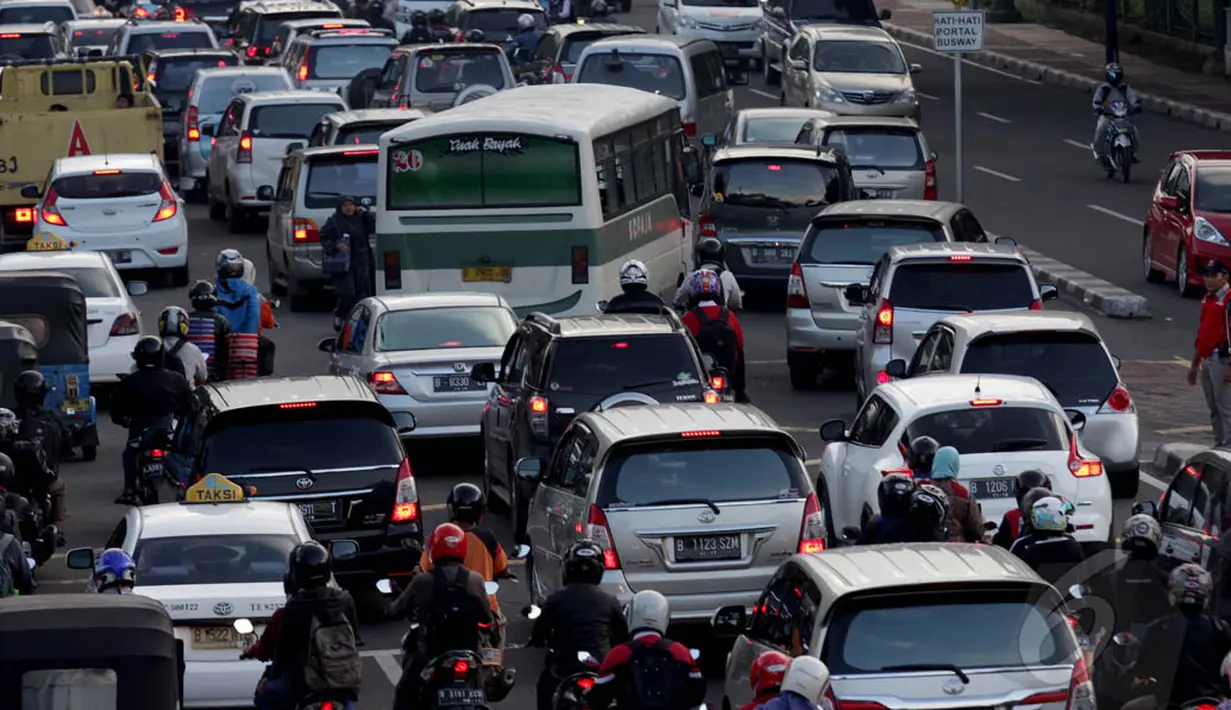 Suasana lalu lintas di persimpangan Jalan Medan Merdeka Timur, Jakarta, Rabu (14/1/2015). (Liputan6.com/Faizal Fanani)