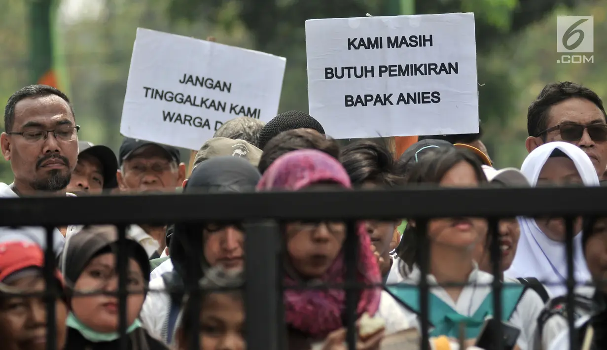Massa yang tergabung dalam Jaringan Rakyat Miskin Kota (JRMK) dan Serikat Becak Jakarta (Sebaja) saat menggelar aksi di depan Balai Kota, Jakarta, Senin (23/7). (Merdeka.com/Iqbal S. Nugroho)