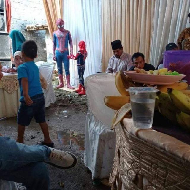 7 Potret Nyeleneh Orang Saat Hadiri Kondangan Ini Bikin Tepuk Jidat