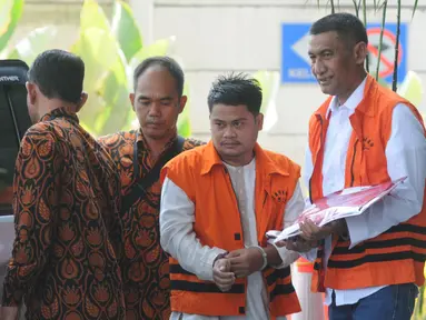 Bupati Kudus Muhammad Tamzil (kanan) dan Umar Ritonga tangan kanan mantan Bupati Labuhanbatu, Pangonal Harahap tiba di Gedung KPK, Jakarta, Rabu (14/8/2019). Tamzil diperiksa terkait kasus suap pengisian jabatan perangkat daerah Kabupaten Kudus tahun 2019. (merdeka.com/Dwi Narwoko)