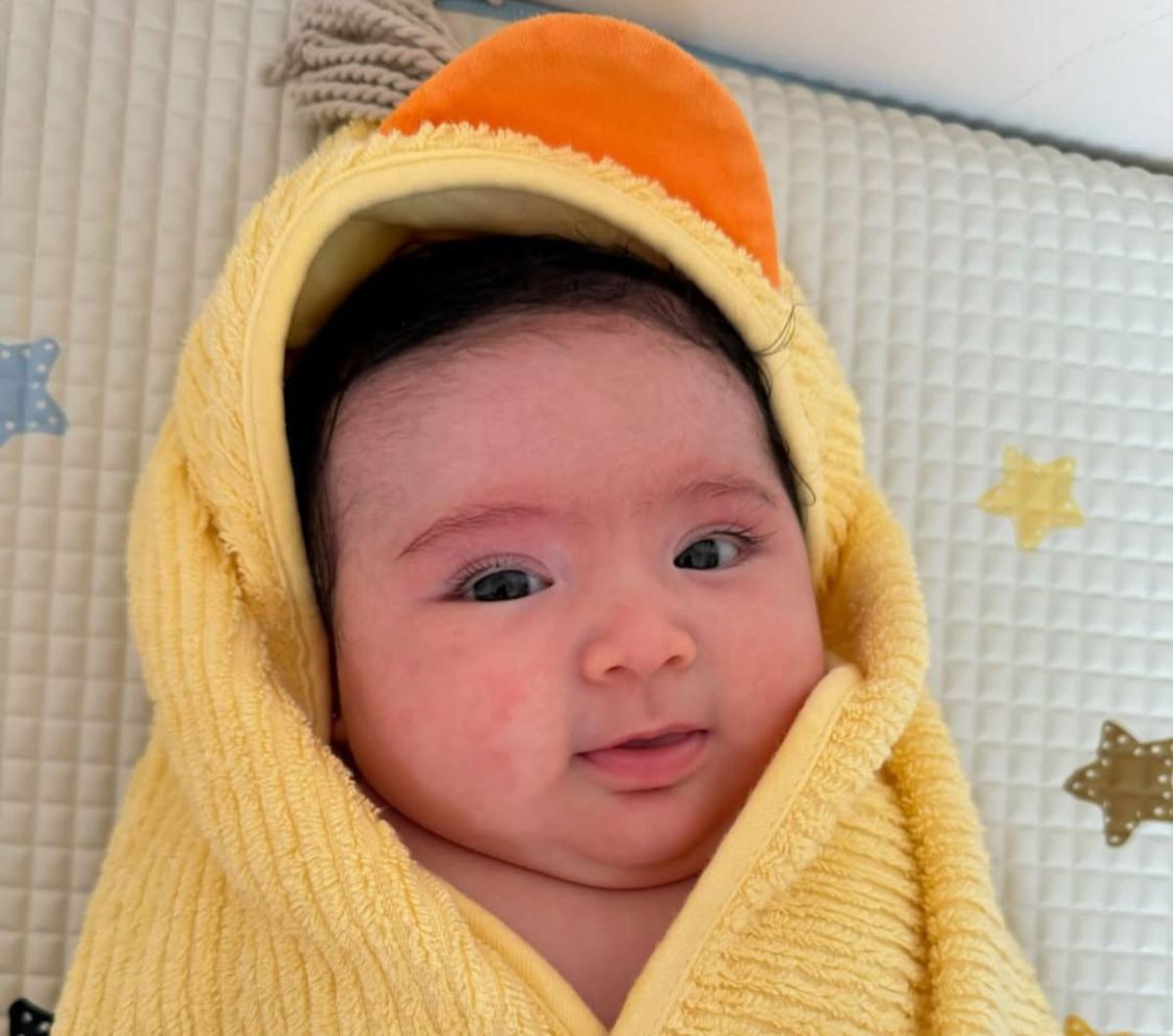 Potret Menggemaskan Hagia Anak Jedar, Berbalut Handuk Bebek dengan Ekspresinya yang Curi Perhatian