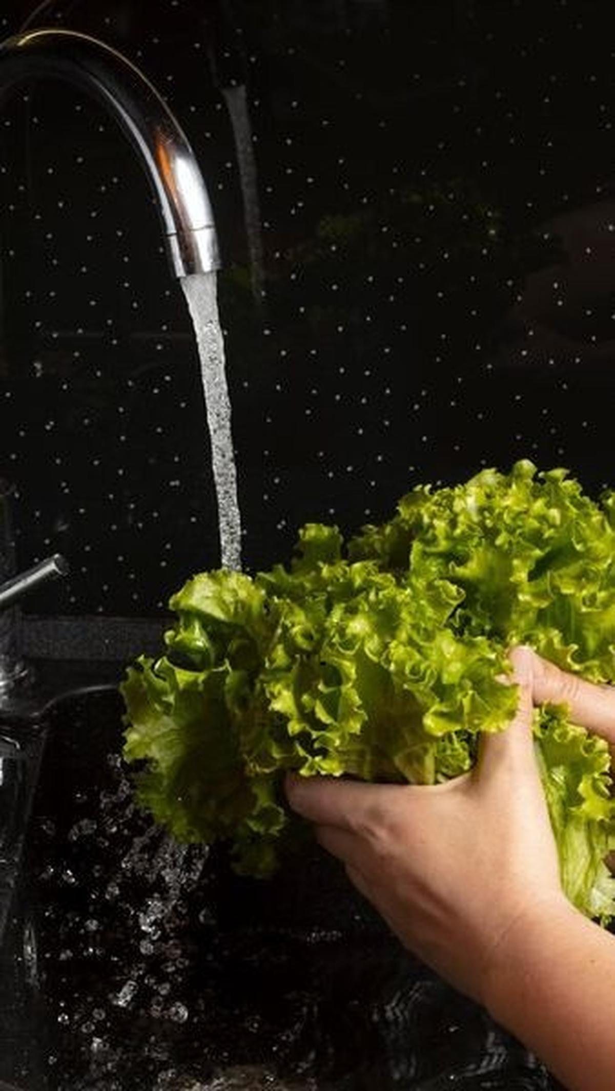 4. Cuci Sayur dan Buah di Saringan