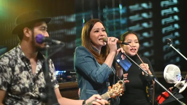 Pesona Maia Estainty saat hadir di ultah Gading Marten