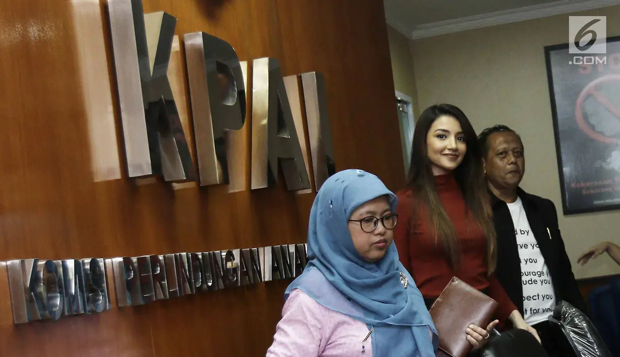 Komisioner KPAI Rita Pranawati (kiri) bersama pesinetron Tsania Marwa dan kuasa hukumnya saat jumpa pers seusai mediasi di Komisi Perlindungan Anak Indonesia (KPAI), Jakarta, Jumat (28/7). (Liputan6.com/Herman Zakharia) 