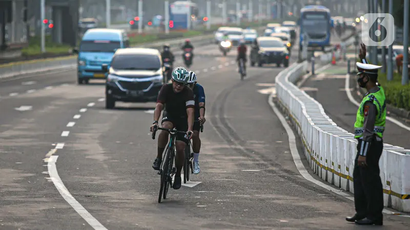 FOTO: Polisi Tertibkan Pesepeda Bandel yang Keluar Jalur