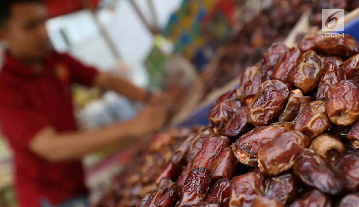 Penjual kurma menjajakan barang dagangannya di kawasan Tanah Abang, Jakarta, Selasa (6/6). Selama bulan Ramadan, penjualan kurma di kawasan tersebut meningkat 30%, yang dihargai Rp35ribu - Rp350ribu perkilogram. (Liputan6.com/Immanuel Antonius)