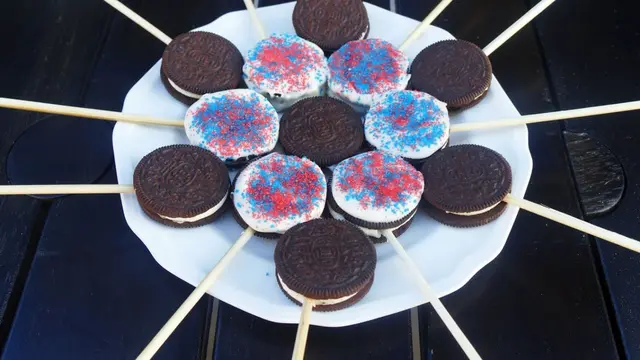 [Bintang] Lolipop Oreo, Permen Biskuit Sandwich Bikin Kamu Makin Hits