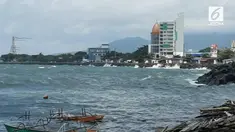 Gelombang tinggi yang melanda pesisir pantai Manado menyebabkan nelayan takut melaut dan memutuskan mencari pekerjaan sementara yang lain.