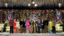 Gibran Rakabuming dan Selvi Ananda berfoto dengan Wakil Presiden Jusuf Kalla beserta istri. (Galih W. Satria/Bintang.com)