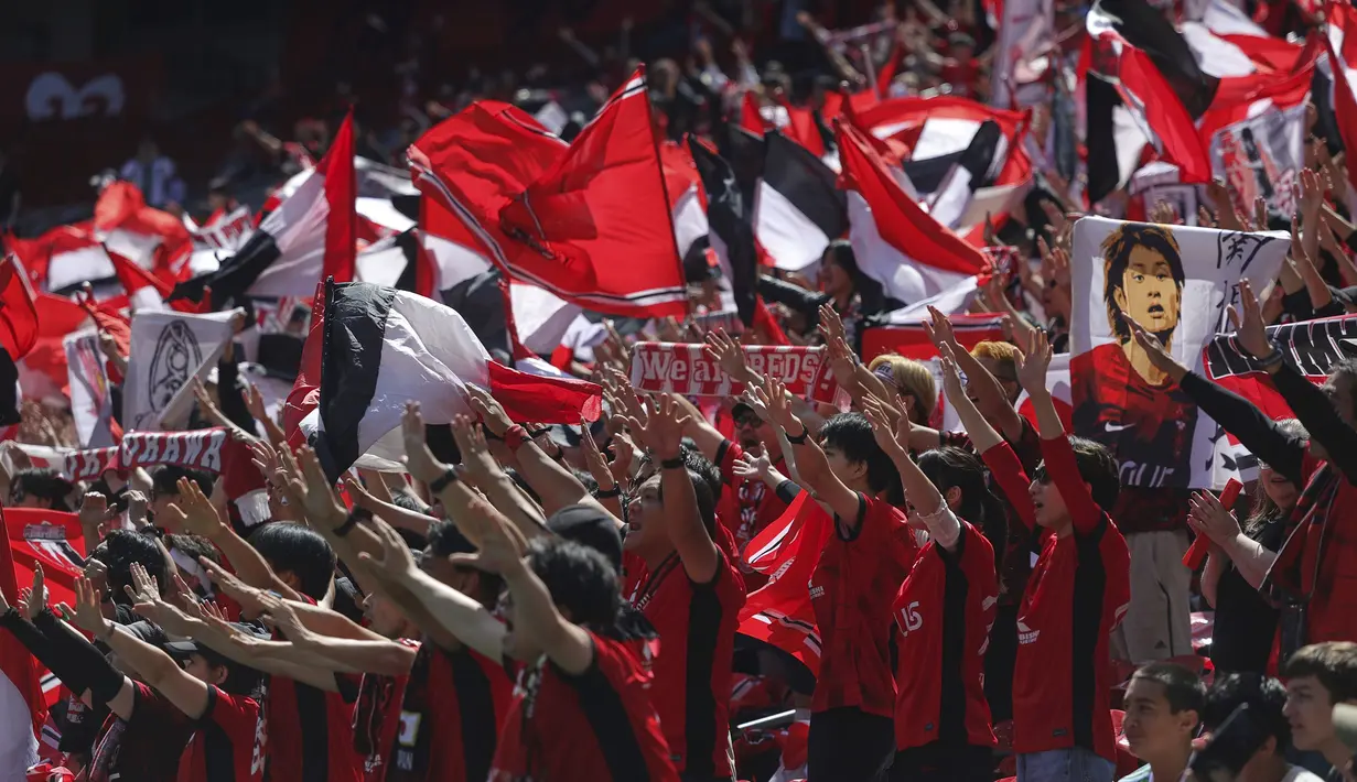 Suporter Urawa Red Diamonds memberikan dukungan kepada timnya dalam laga Grup G Piala Dunia Antarklub 2025 melawan River Plate di Lumen Field, Seattle, Washington, Amerika Serikat, Rabu (18/06/2025). (AP Photo/Ryan Sun)