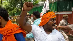 Demonstran dari sayap pemuda partai Partai Bharatiya Janata menggelar aksi protes di New Delhi, India, Selasa (30/5). Mereka memprotes kebijakan pemerintah yang melarang penjualan sapi dan kerbau untuk disembelih. (AP Photo/ Manish Swarup)
