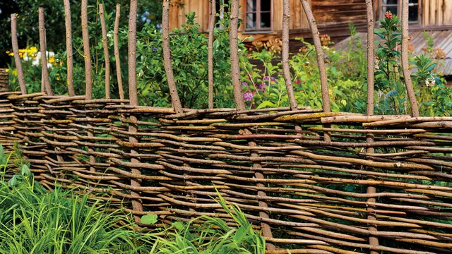 Inspirasi Pagar Rumah dari Ranting Kayu Unik (AI)