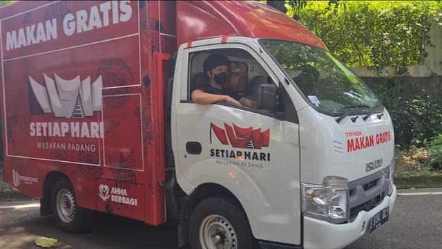 Atta Halilintar sedang melakukan kampanye makan gratis bagi orang-orang yang membutuhkan (ist)
