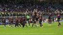 Para pemain AC Milan berselebrasi merayakan kemenangan atas Udinese pada pertandingan Liga Serie A Italia di stadion San Siro, di Milan, Italia, Sabtu (13/8/2022). AC Milan menang atas Udinese 4-2. (AP Photo/Antonio Calanni)