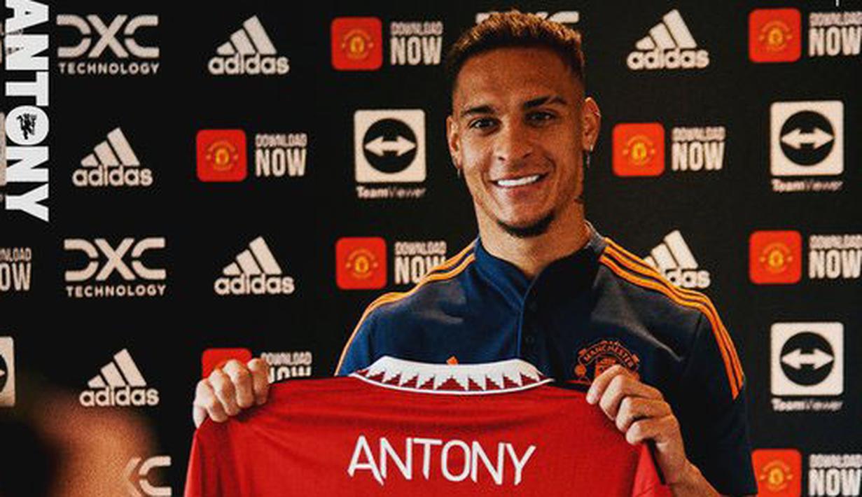 Ajax akhirnya melepas Antony ke Manchester United usai Setan Merah menawarkan biaya yang fantastis menjelang ditutupnya bursa transfer musim panas 2022. Penyerang 22 tahun tersebut diketahui diboyong ke Old Trafford dengan mahar 95 juta euro. Kehadirannya akan semakin mempertajam lini serang skuat asuhan Erig Ten Hag yang sudah diisi Marcus Rashford, Jadon Sancho, hingga Cristiano Ronaldo.  (Twitter/@ManUtd)