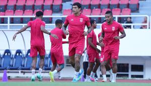 Para pemain Malut Unitedsaat melakukan pemanasan. (Gatot Sumitro/Bola.com)