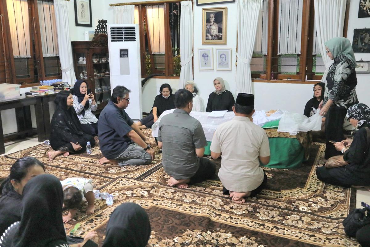 Mendagri Tito Karnavian saat menyambangi rumah duka Meriyati Roeslani Hoegeng di Pesona Khayangan Estate, Kota Depok