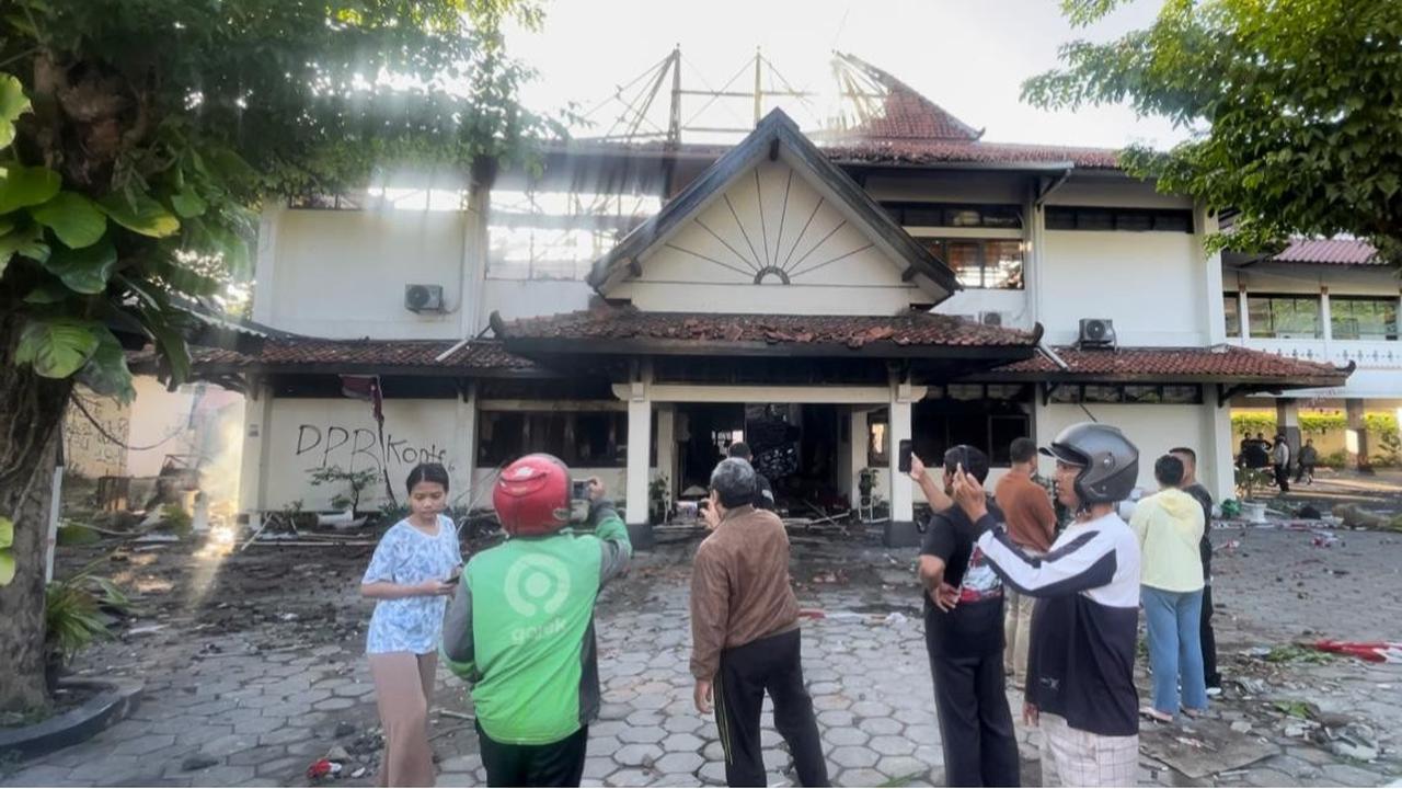 Dini Hari Mencekam, Gedung Setwan DPRD Solo Porak Poranda Dibakar Massa