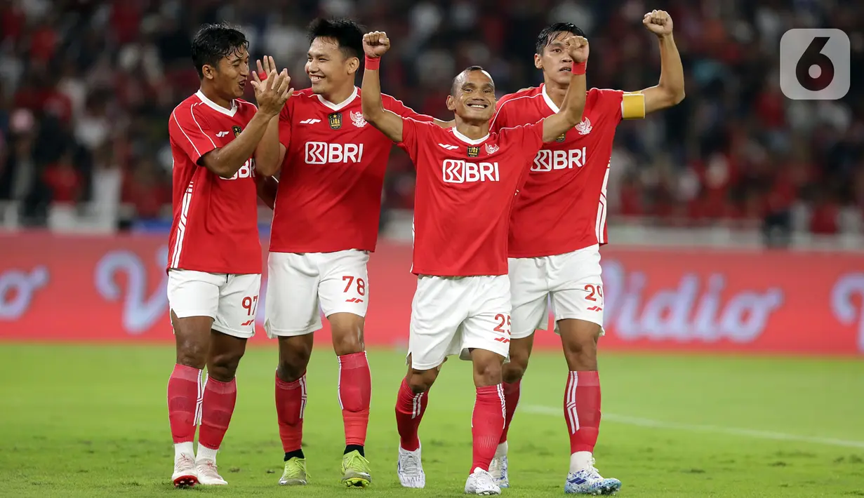 Sementara, Liga Indonesia All Stars berhasil memperkecil ketertinggalan lewat gol Rizky Dwi di menit ke-76 dan Eksel Runtukahu di menit 81. (Liputan6.com/Helmi Fithriansyah)