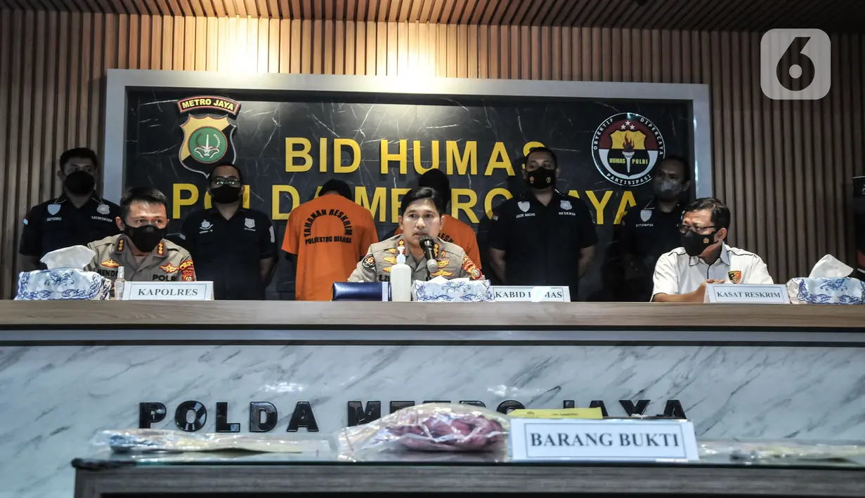 Barang bukti dan tersangka diperlihatkan saat rilis kasus mutilasi Bekasi di Mapolda Metro Jaya, Jakarta, Minggu (28/11/2021). Dalam kasus mutilasi dengan korban seorang driver ojol berinisial RS (28) tersebut, polisi berhasil meringkus dua tersangka. (merdeka.com/Iqbal S Nugroho)