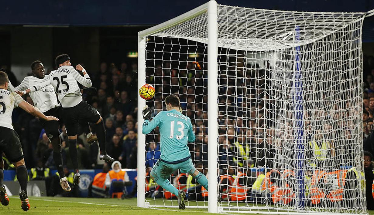 Proses terjadinya gol yang dicetak bek Everton, Ramiro Funes Mori, ke gawang Chelsea. Dengan hasil imbang ini Chelsea semakin sulit menembus papan atas Liga Inggris. (Reuters/John Sibley)