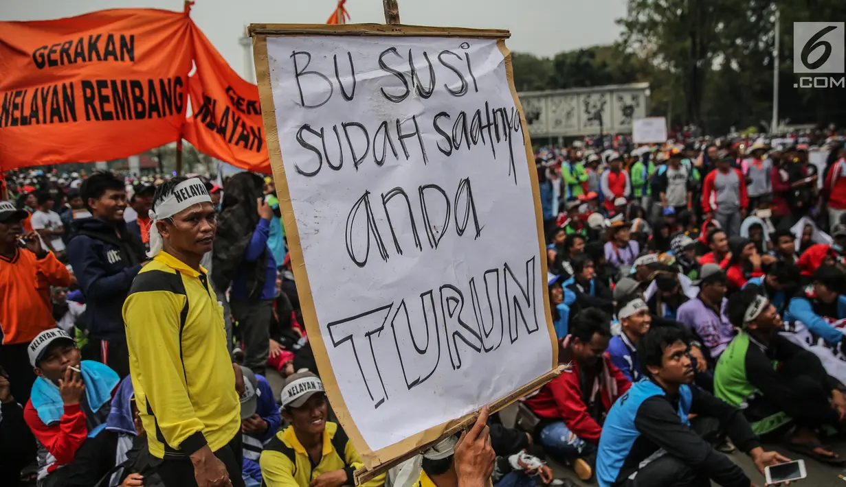 Sebuah poster berisi tuntutan dari Aliansi Nelayan Indonesia yang berunjuk rasa di depan Istana Merdeka, Jakarta, Selasa (11/7). Dalam aksi itu, para nelayan menyampaikan sebanyak 10 tuntutan, di antaranya melegalkan cantrang. (Liputan6.com/Faizal Fanani)