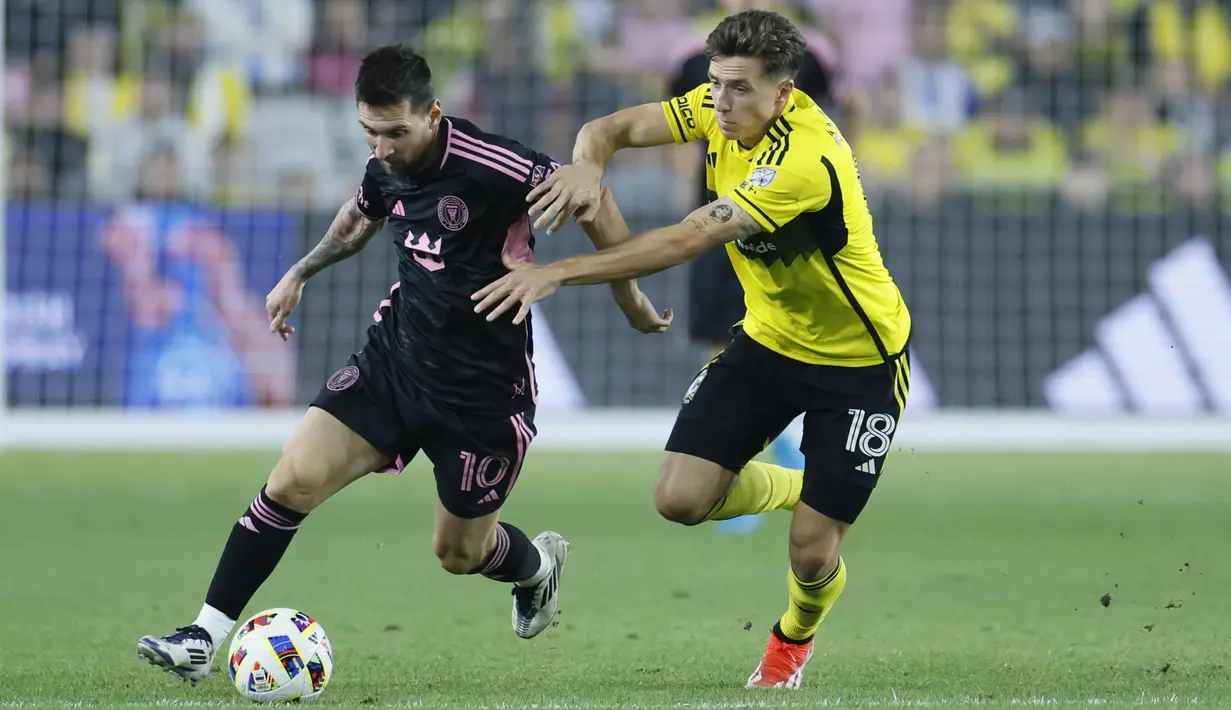 Sang megabintang, Lionel Messi, jadi pahlawan Inter Miami berkat dua gol yang diceploskan ke gawang Columbus di Stadion Lower.com. Sementara Luis Suarez menyumbang satu gol. (AP Photo/Jay LaPrete)