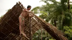 Penduduk asli Waorani, Tiri Nenquimo, membangun rumah tradisional di desa Nemompare, di tepi sungai Curaray, di provinsi Pastaza, Ekuador (14/4/2019). Suku Waorani dari Amazon Ekuador berdemo di depan pengadilan memprotes perusahaan minyak keluar dari wilayah mereka. (AFP Photo/Rodrigo Beundia)