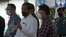 Presiden Joko Widodo (tengah) berbincang dengan Menteri Kesehatan Budi Gunadi Sadikin (kanan) saat meninjau vaksinasi COVID-19 di Stasiun Bogor, Jawa Barat, Kamis (17/6/2021). Vaksinasi di Stasiun Bogor menyasar petugas dan pekerja stasiun serta penumpang kereta. (Liputan6.com/Herman Zakharia)