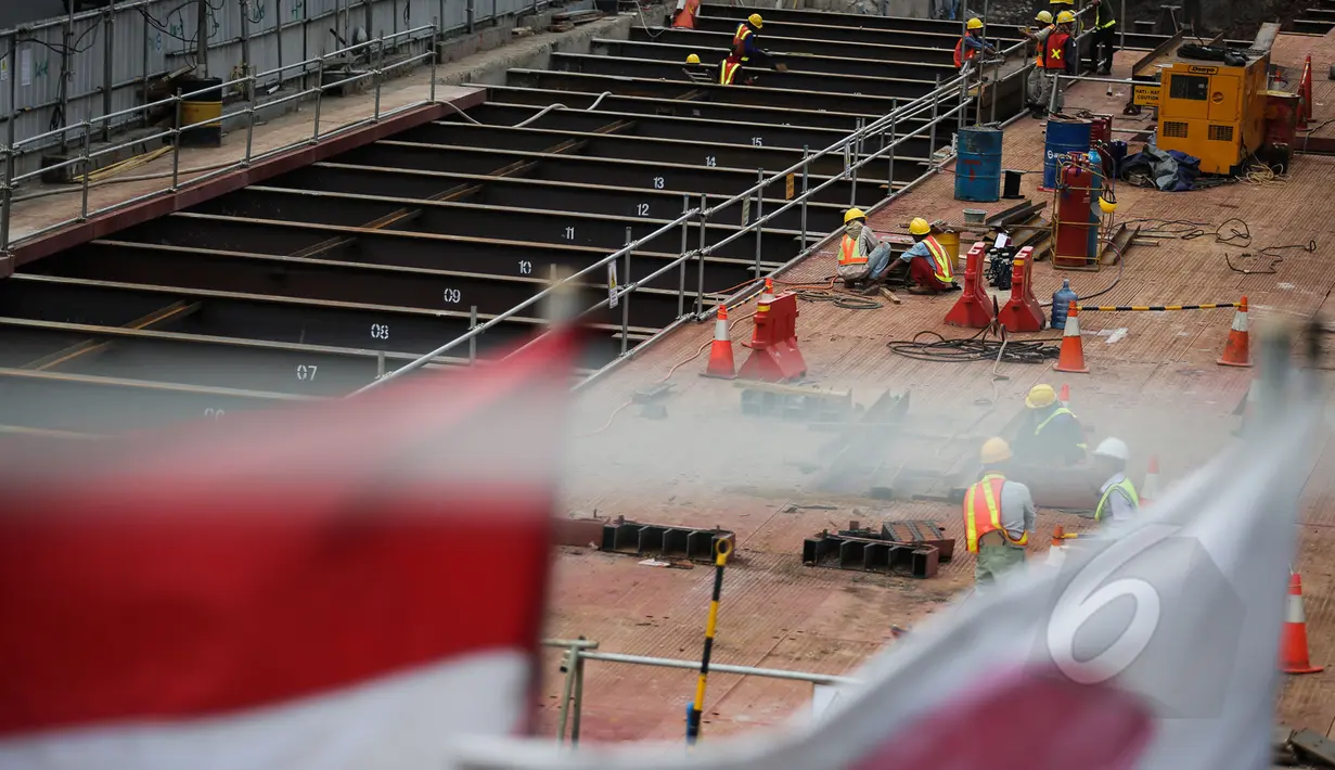 Pekerja menyelesaikan pembangunan proyek MRT di kawasan Bundaran HI, Jakarta, Rabu (15/4/2015). PT MRT Jakarta menyiapkan bentuk rancangan stasiun bawah tanah di Bundaran HI akan memiliki 3 lantai di bawah tanah. (Liputan6.com/Faizal Fanani)