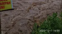 Banjir bandang melanda Majenang karena luapan sungai. (Foto: Dok. GRUP KEBENCANAAN MJNG/N_Droww)