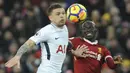 Pemain Tottenham, Kieran Trippier (kiri) berebut bola dengan pemain Liverpool, Sadio Mane pada lanjutan premier League di Anfield, Liverpool, (4/2/2018). Liverpool bermain imbang 2-2 dengan Tottenham. (AP/Rui Vieira)