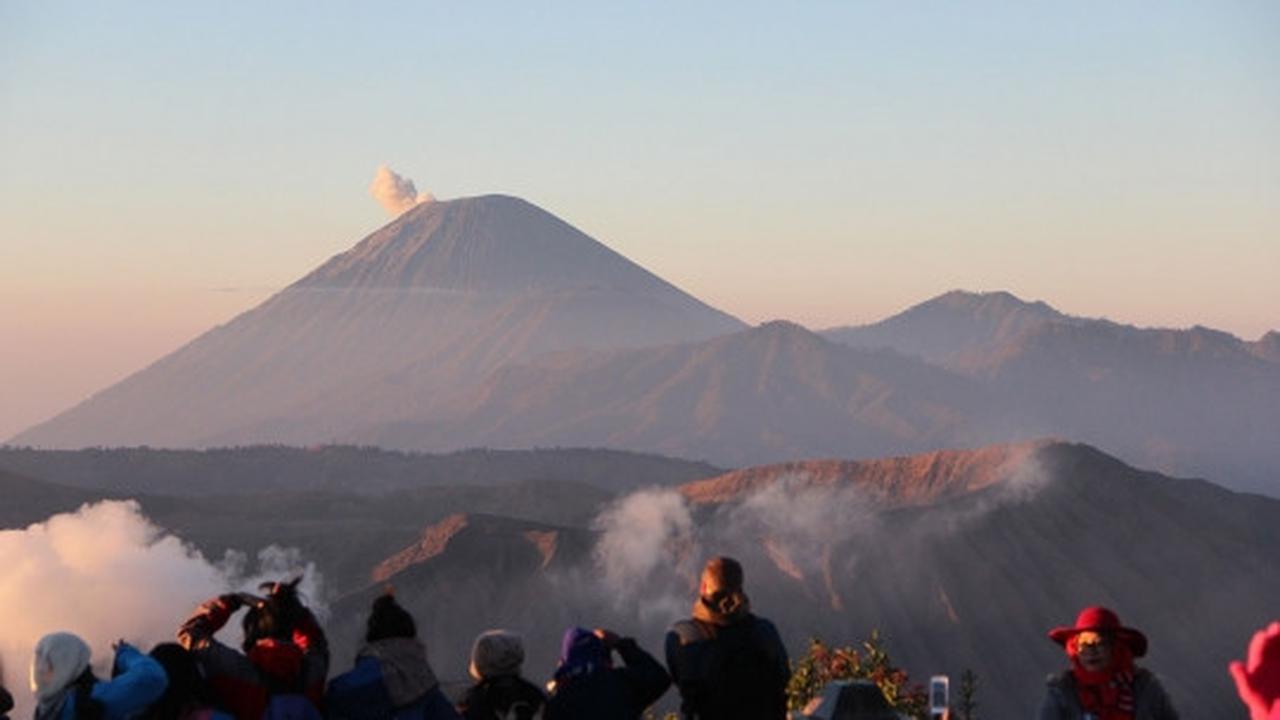 Ramai-ramai abadikan keindahan panorama Bromo yang eksotis