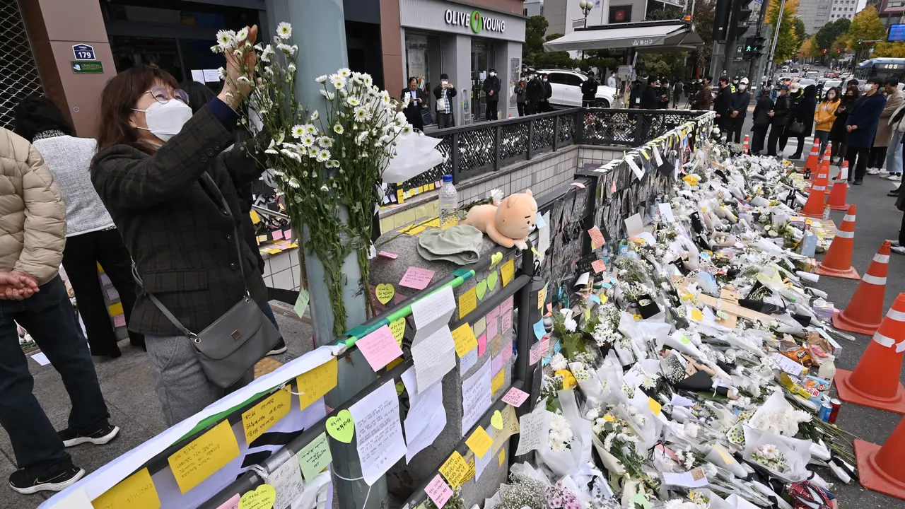 Tumpukan Bunga dan Pesan Duka untuk Korban Tragedi Halloween Itaewon