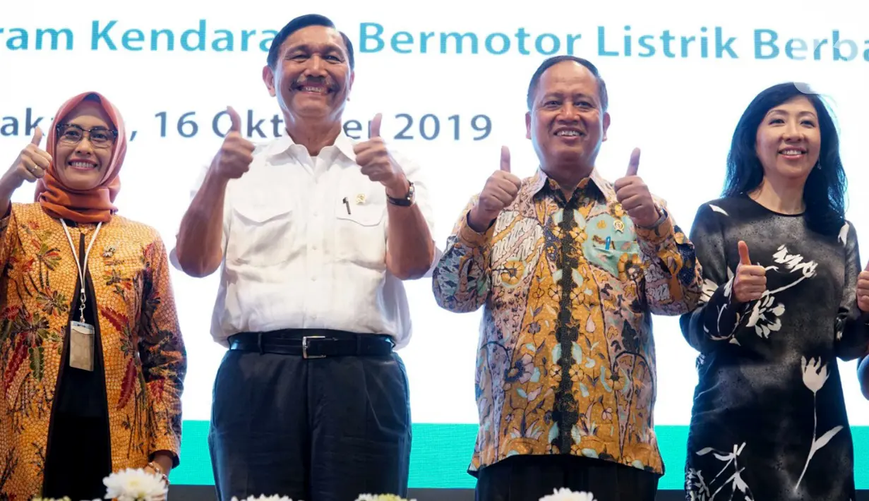 Plt. Direktur Utama PT PLN Sripeni Inten Cahyani, Menko Bidang Kemaritiman Luhut Binsar Panjaitan, Menristekdikti Mohamad Nasir, dan Direktur BCA Vera Eve Lim usai MoU terkait pengembangan Stasiun Pengisian Kendaraan Listrik Umum (SPKLU) di Jakarta, Rabu (16/10/2019). (Liputan6.com/Fery Pradolo)