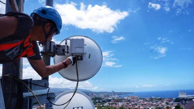 Teknisi sedang bekerja di atas tower BTS (Base Transceiver Station) XL Axiata yang berlokasi di Kelurahan Tanjung Batu, Kecamatan Wanea, Kota Manado, Mei 2021. Dok: XL Axiata