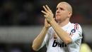 Bek AC Milan, Philippe Senderos memberi aplaus kepada penonton sebelum dimulainya laga Piala UEFA 2008/2009 menghadapi Braga di San Siro Stadium, Milan (6/11/2008). Philippe Senderos yang telah pensiun pada Januari 2020 didatangkan AC Milan dari dengan status pinjaman pada awal musim 2008/2009. Hanya bertahan semusim, ia total tampil dalam 20 laga dengan torehan 1 assist. Bersama Timnas Swiss ia mengoleksi 57 caps dengan torehan 5 gol. (AFP/Giuseppe Cacace)
