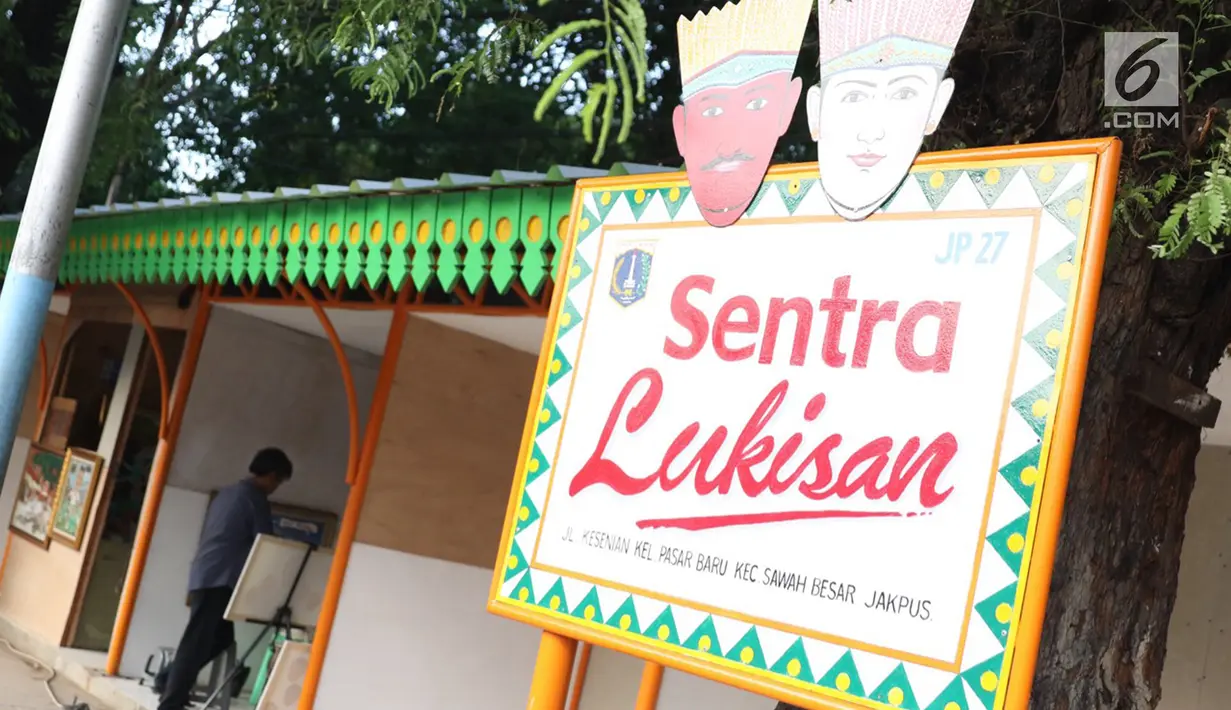 Seniman lukis memasang dinding lapak kios di Sentra Lukisan Pasar Baru, Jakarta, Jumat (16/11). Seniman lukis mengeluh lantaran harus mengeluarkan biaya sendiri untuk memasang dinding kios. (Liputan6.com/Immanuel Antonius)