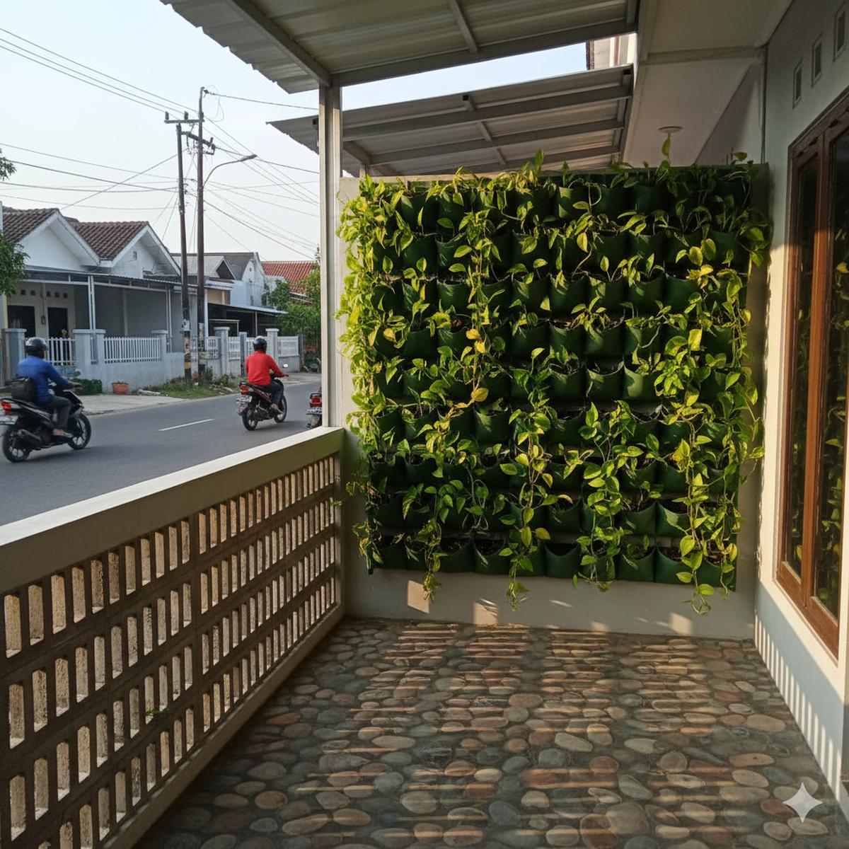 Model Teras Rumah Kecil Dekat Jalan Raya untuk Meredam Debu. Gemini