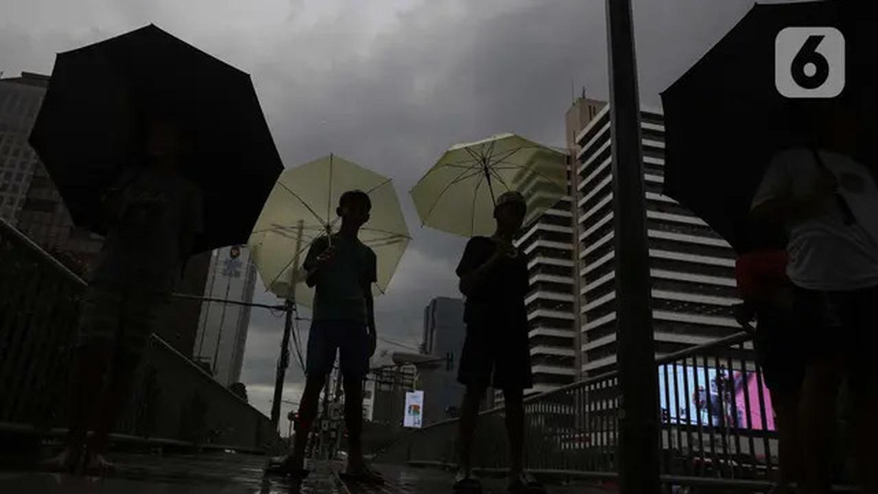 Musim Hujan, Berkah Tersendiri bagi Pengojek Payung