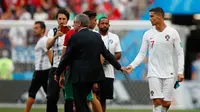 Penyerang Portugal, Cristiano Ronaldo bersalaman dengan pelatih Fernando Santos usai pertandingan melawan Maroko pada grup B Piala Dunia 2018 di Stadion Luzhniki di Moskow, Rusia (20/6). Portugal menang tipis 1-0 atas Maroko. (AP Photo / Francisco Seco)