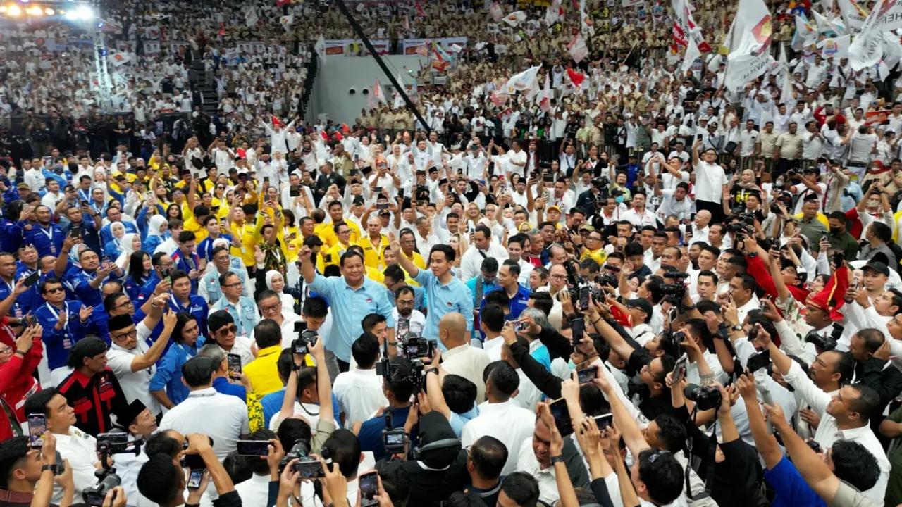 Tak hanya unggul di pemilih yang terafiliasi dengan NU, dalam survei yang sama, Prabowo - Gibran juga berhasil mengandaskan elektabilitas Ganjar - Mahfud MD dan Anies - Muhaimin.&nbsp;<br>