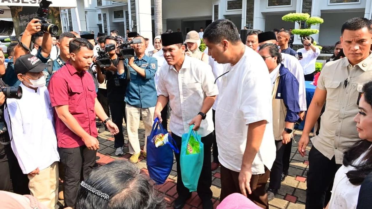 FOTO: TNI AL Salurkan Bantuan Sembako untuk Warga Menteng Tenggulun