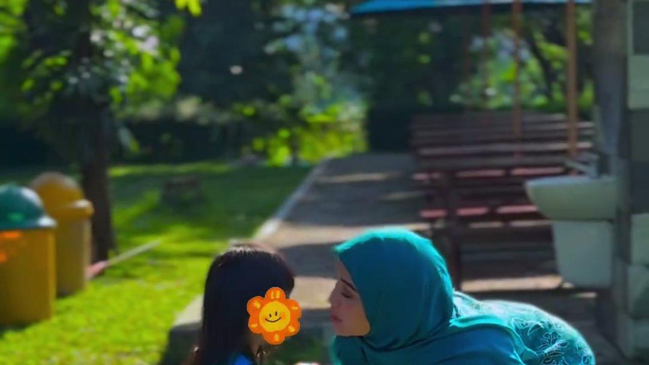 Pukul 08.00 pagi, Chacha Frederica turut mengantarkan putrinya, Cassia, ke sekolah di Semarang.