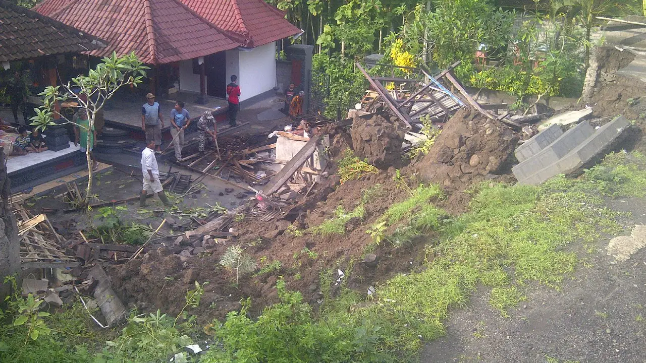 longsor bali